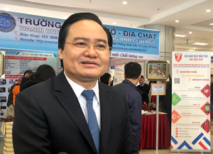 Bộ trưởng Phùng Xuân Nhạ chia sẻ với báo chí tại Ngày hội khởi nghiệp quốc gia HSSV 2018. Ảnh: VGP/Nhật Nam 
