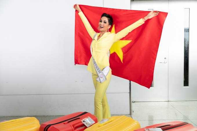  Trước đó, ngày 29/11, H'Hen Niê lên đường thi Miss Universe sau gần một năm chuẩn bị. Cô mang theo hành trang gồm 12 vali chứa 90 bộ trang phục, phụ kiện. Ngoài đồ dùng cho mình, cô còn đem theo mỳ, phở ăn liền và nhiều món đồ lưu niệm thủ công Việt Nam để tặng cho các thí sinh.