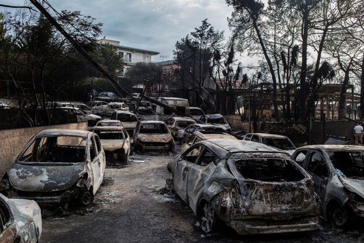   Cháy lớn cùng với sức gió mạnh hơn 100km/h đã khiến các khu vực phía đông và phía tây thủ đô Athens bị tàn phá nặng nề. Trong ảnh là những chiếc ô tô bị thiêu rụi sau trận cháy rừng ở làng Mati, Hy Lạp. Ảnh: AFP
