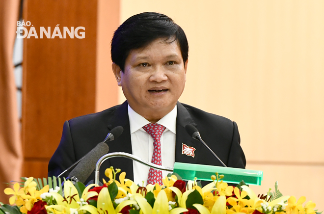 Municipal People’s Council Chairman Nguyen Nho Trung delivering his opening speech at the ongoing session