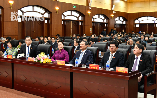 The national and municipal leaders attending the opening ceremony of the session