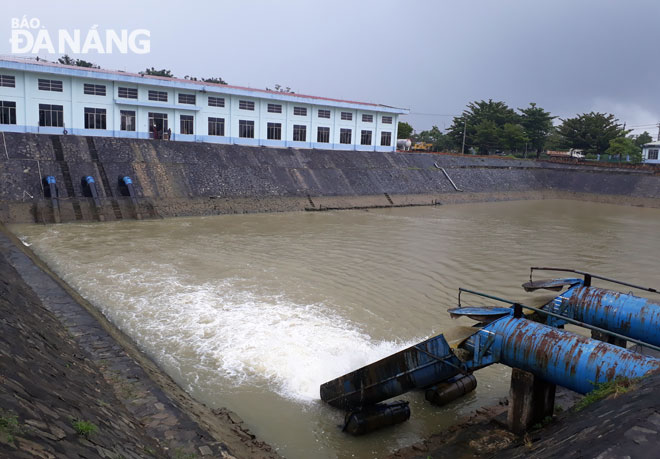   The construction of the Hoa Lien Water Plant project helps to ensure  long-term water supplies for the city. Here is a view of the raw water collection tank at the Cau Do (Red River) Water Plant