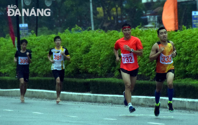 Dù gặp những khó khăn trong chuẩn bị lẫn thi đấu nhưng với mong muốn đóng góp cho Giải Việt dã - chạy vũ trang Báo Đà Nẵng, các thành viên của Danang Runners Group (áo vàng - cam) vẫn rất nhiệt tình tham gia tranh tài. Ảnh: ANH VŨ
