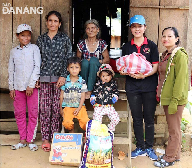 Ms Huong (second right) presenting gifts to the single elderly