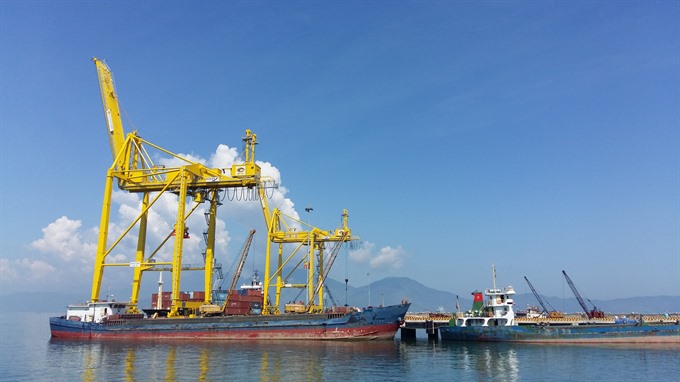 A gantry crane loads cargo at Tiên Sa Port in Đà Nẵng. The city has approved a master plan for the development of logistics infrastructure by 2030. — VNS Photo Công Thành Read more at http://vietnamnews.vn/society/482235/da-nang-greenlights-606-million-logistics-plan.html#aQa1cccDK4LK5YYt.99