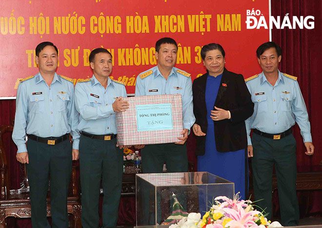 Ủy viên Bộ Chính trị, Phó Chủ tịch Thường trực Quốc hội Tòng Thị Phóng tặng quà chúc mừng Sư đoàn Không quân 372. Ảnh: NGỌC PHÚ