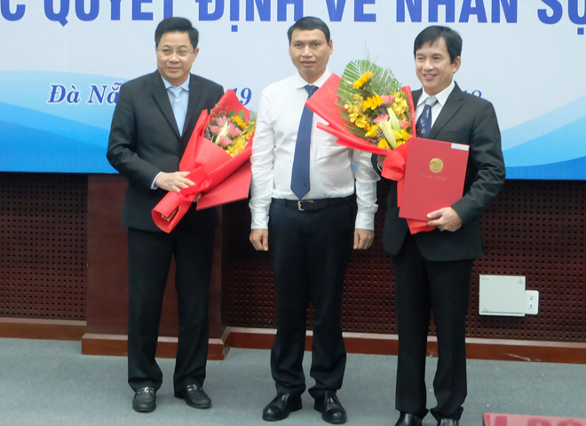 Phó Chủ tịch UBND thành phố Hồ Kỳ Minh trao quyết định bổ nhiệm cho Giám đốc Sở Ngoại vụ Huỳnh Đức Trường (bên phải)