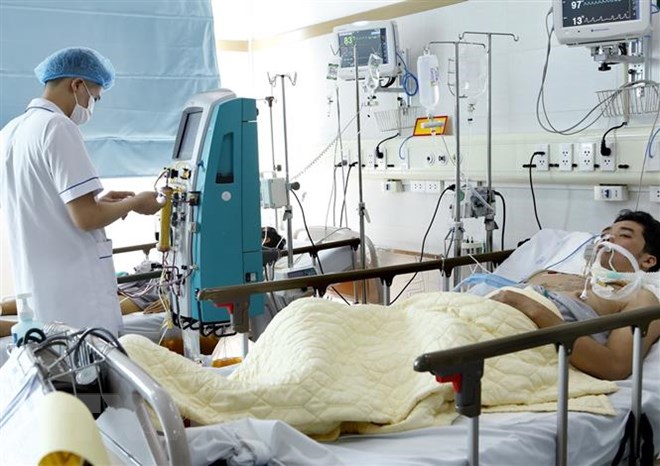 Điều trị cho một bệnh nhân bị đái tháo đường trong tình trạng nặng tại Bệnh viện Bạch Mai. (Ảnh: TTXVN/Vietnam+)
