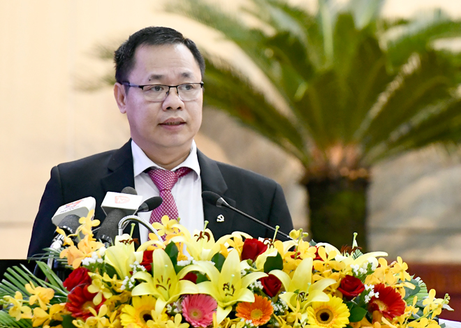 Giám đốc Sở Giao thông vận tải thành phố Lê Văn Trung trả lời chất vấn sáng 19-12. Ảnh: ĐẶNG NỞ