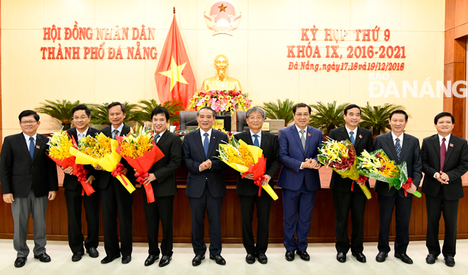 Lãnh đạo thành phố tặng hoa cho các cá nhân được bầu và được miễn nhiệm các chứa danh tại kỳ hop