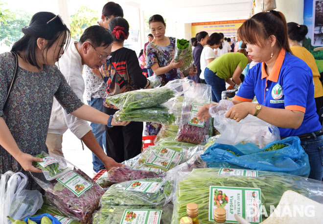 Shoppers at a fair to sell organic agricultural products