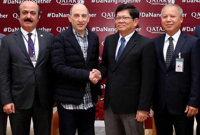 Phó Bí thư thường trực Thành ủy Võ Công Trí chụp hình cùng các đại sứ quán và đại diện hãng bay Qatar Airways