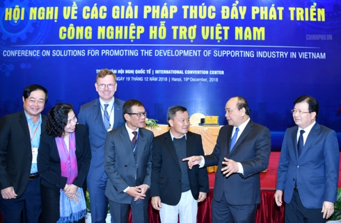 Thủ tướng cùng các đại biểu tham dự Hội nghị. 