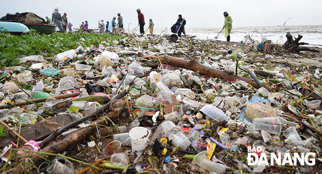 Rất nhiều rác thải nhựa, nilon ở bãi biển sau khi khu vực nội đô bị ngập nước nặng do mưa lớn lịch sử. 					             Ảnh: H.HIỆP