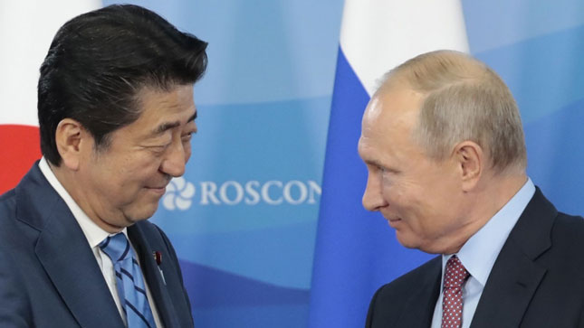 Thủ tướng Nhật Bản Shinzo Abe (trái) gặp gỡ Tổng thống Nga Vladimir Putin bên lề Diễn đàn Kinh tế phương Đông (EEF) ở thành phố Vladivostok (Nga) tháng 9-2018. 					                           Ảnh: AP