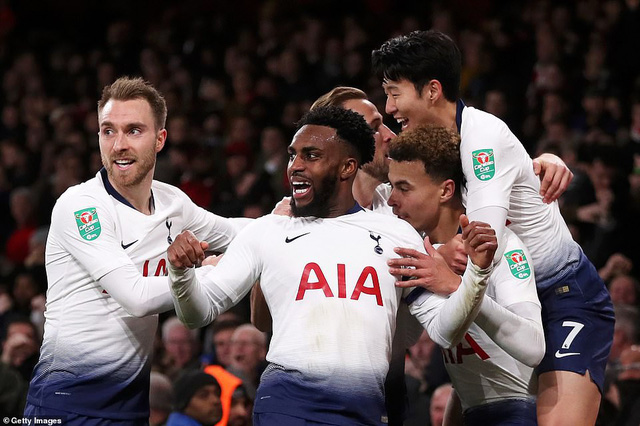 Niềm vui của các cầu thủ Tottenham với bàn thắng nhân đôi cách biệt