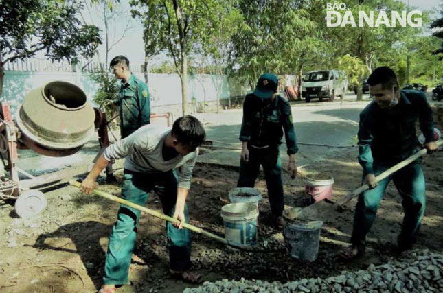 Lực lượng dân quân giúp dân làm đường tại xã Hòa Khương. (Ảnh do Ban Chỉ huy Quân sự xã Hòa Khương cung cấp)