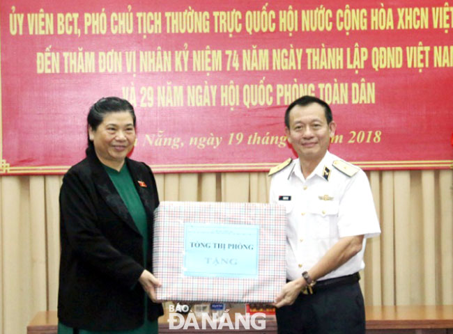 Photo: NA Vice Chairwoman Phong (left) presenting a gift to representatives from the Zone 3 Naval High Command