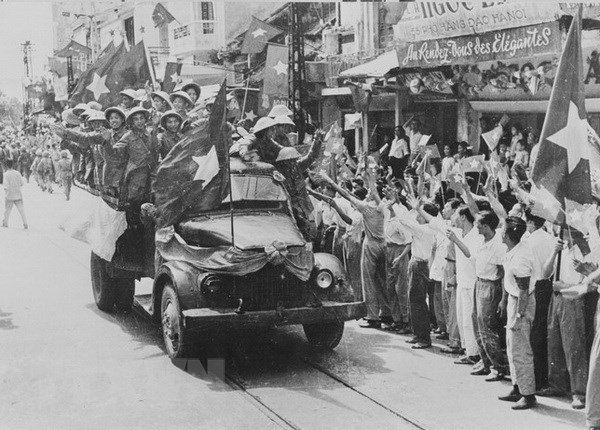 Ngày 10/10/1954, Đoàn quân Giải phóng tiến về giải phóng Thủ đô, chấm dứt cuộc kháng chiến trường kỳ chống thực dân Pháp xâm lược của nhân dân ta. (Ảnh tư liệu TTXVN)