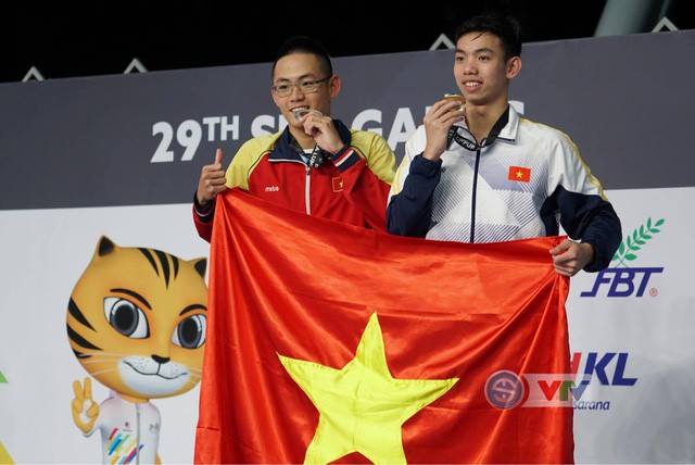 Kình ngư Nguyễn Huy Hoàng (phải) giành HCV Olympic Trẻ thế giới