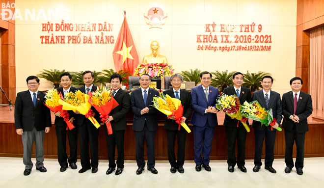 The city leaders presenting flowers to the newly-elected key position holders and those who left the office on the grounds of their retirement ages 