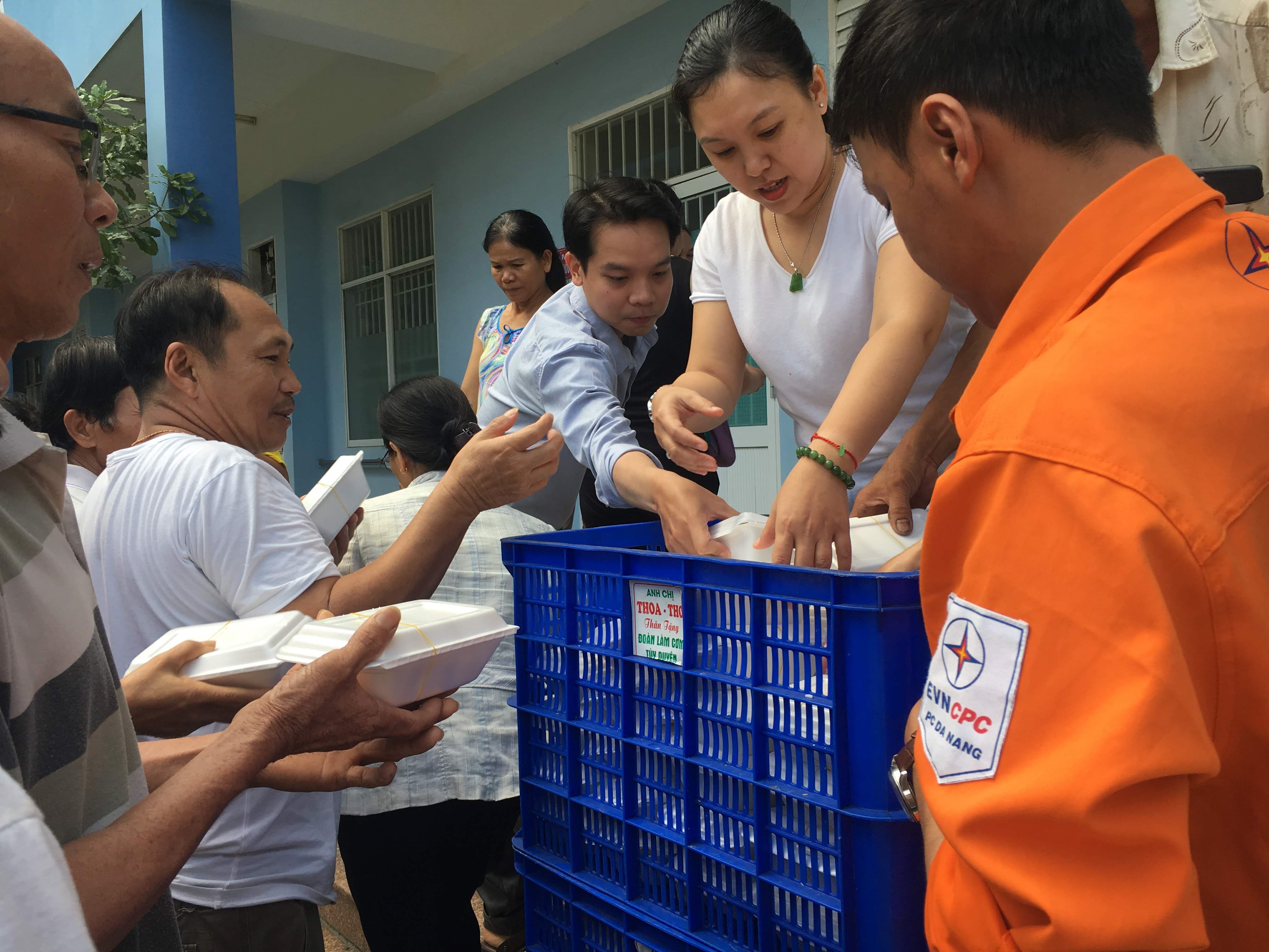 Chương trình nấu và phát 100 suất cơm từ thiện tại Bệnh viện Chỉnh hình và phục hồi chức năng Đà Nẵng.