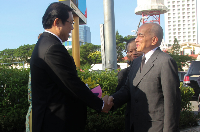 Chủ tịch UBND thành phố Huỳnh Đức Thơ chào đón Quốc vương Norodom Sihamoni