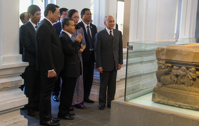Quốc vương Norodom Sihamoni bày tỏ ấn tượng với những cổ vật của văn hóa Chăm, nhất là những Bảo vật Quốc gia được lưu giữ tại đây.