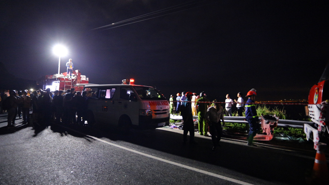 Các lực lượng chức năng tiến hành công tác cứu hộ và cứu nạn xe bồn