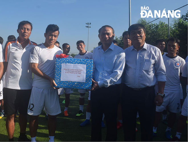 Bí thư Thành ủy Trương Quang Nghĩa tặng quà cho các vận động viên Câu lạc bộ bóng đá SHB Đà Nẵng. Ảnh: TRỌNG HÙNG