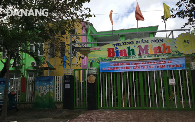 Cây xanh ở Trường mầm non Bình Minh (quận Hải Châu) được nhà trường chủ động thuê người cắt tỉa cành nhánh, bảo đảm an toàn trong mùa mưa bão năm nay.Ảnh: P. CHI