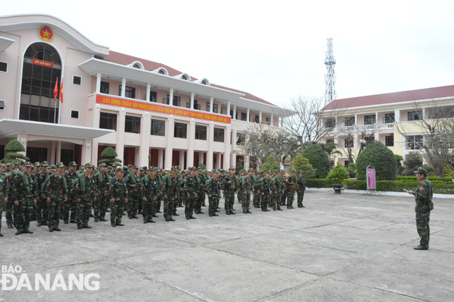 Lực lượng vũ trang thành phố thực hành chuyển trạng thái sẵn sàng chiến đấu.