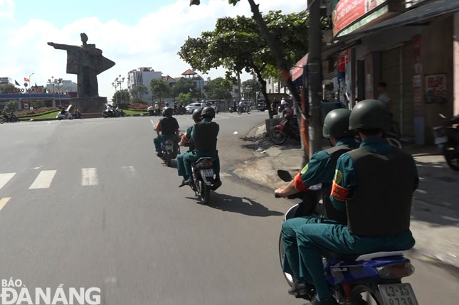 Lực lượng dân quân thường trực phường Thanh Khê Tây, quận Thanh Khê tuần tra giữ gìn an ninh trật tự địa bàn.