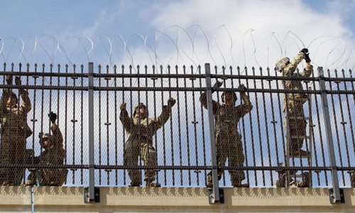 Quân đội Mỹ lắp đặt hàng rào dây thép gai ở biên giới Mỹ - Mexico, khu vực thuộc thành phố McAllen, bang Texas hôm 5-11. Ảnh: Reuters.