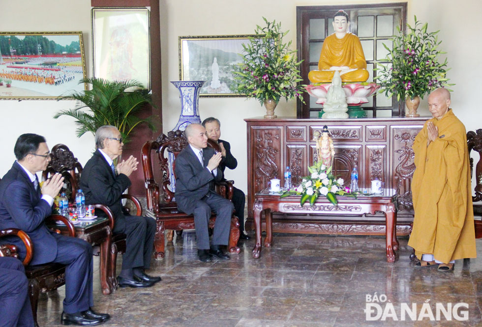 Quốc vương Norodom Sihamoni (ngồi đầu, bên trái) chia sẻ với chư tăng ni chùa Linh Ứng về chuyến thăm, nghỉ dưỡng tại Đà Nẵng lần này, đồng thời mong muốn quan hệ hữu nghị, hợp tác giữa Việt Nam – Campuchia nói chung, Phật giáo hai nước nói riêng ngày càng được thắt chặt.