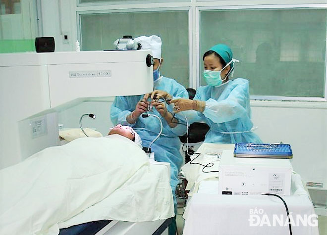 Phẫu thuật chữa tật khúc xạ bằng phương pháp LASIK tại Bệnh viện Mắt Đà Nẵng. Ảnh: BVM
