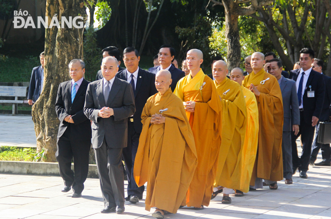 Quốc vương Norodom Sihamoni (hàng đầu, bên trái) cùng các chư tăng ni chùa Linh Ứng vãn cảnh chùa