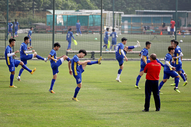 Thầy Park yêu cầu các học trò khởi động kỹ trước buổi tập