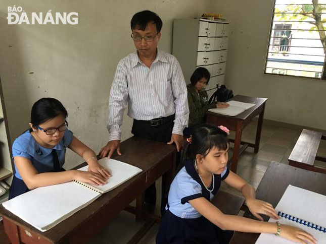 Teacher Khuong has actively engaged in educating visually impaired pupils at the municipal Support Centre for Integrated Education Development