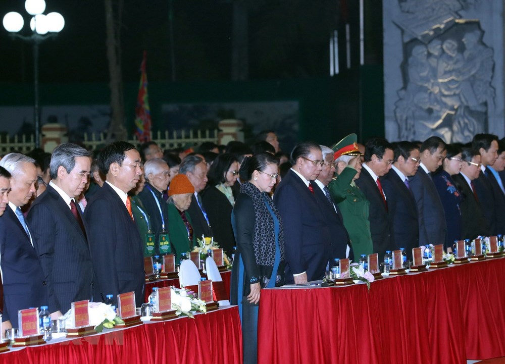 Chủ tịch Quốc hội Nguyễn Thị Kim Ngân và các đại biểu dành một phút mặc niệm các thanh niên xung phong. (Ảnh: Trọng Đức/TTXVN)