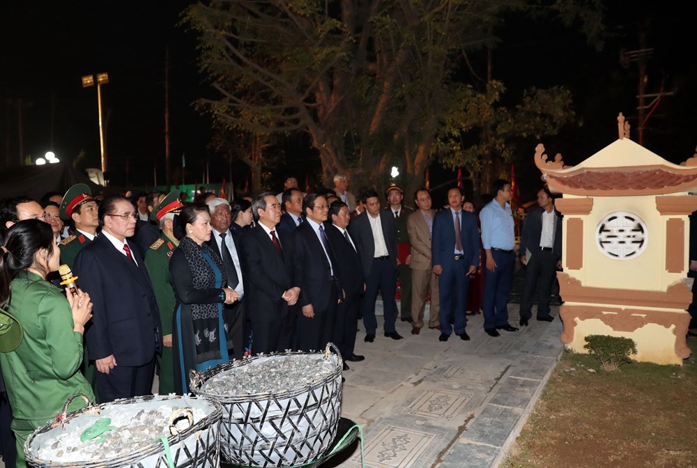 Chủ tịch Quốc hội Nguyễn Thị Kim Ngân tham quan Nhà tưởng niệm các thanh niên xung phong Đại đội 915. (Ảnh: Trọng Đức/TTXVN)