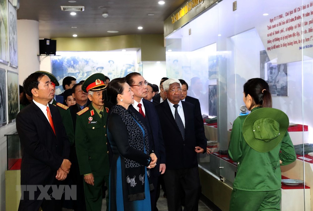 Chủ tịch Quốc hội Nguyễn Thị Kim Ngân tham quan Nhà tưởng niệm các Thanh niên xung phong Đại đội 915. (Ảnh: Trọng Đức/TTXVN)