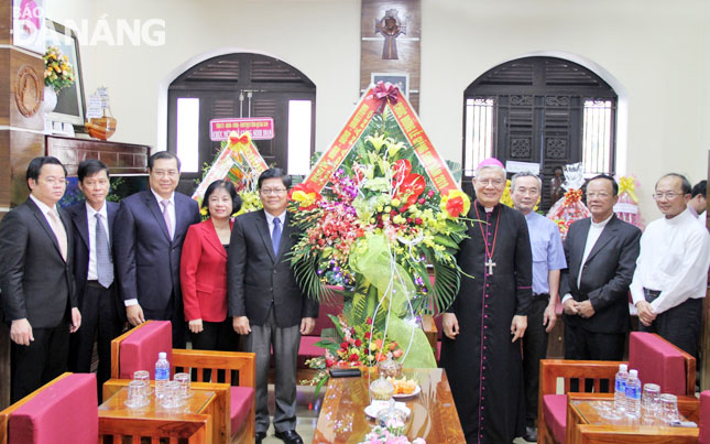 Đoàn lãnh đạo thành phố chúc mừng Tòa Giám mục Giáo phận Đà Nẵng nhân dịp Thiên Chúa Giáng sinh năm 2018 và năm mới 2019. Ảnh: Lam Phương