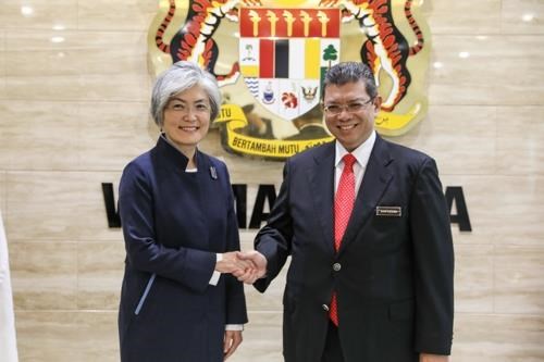 Korean Foreign Minister Kang Kyung-wha (L) shakes hands with her Malaysian counterpart Saifuddin Abdullah (Photo: Yonhap)