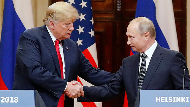 Tổng thống Mỹ Donald Trump (trái) và người đồng cấp Nga Vladimir Putin gặp nhau tại Helsinki, Phần Lan hồi tháng 7. (Ảnh: EPA)