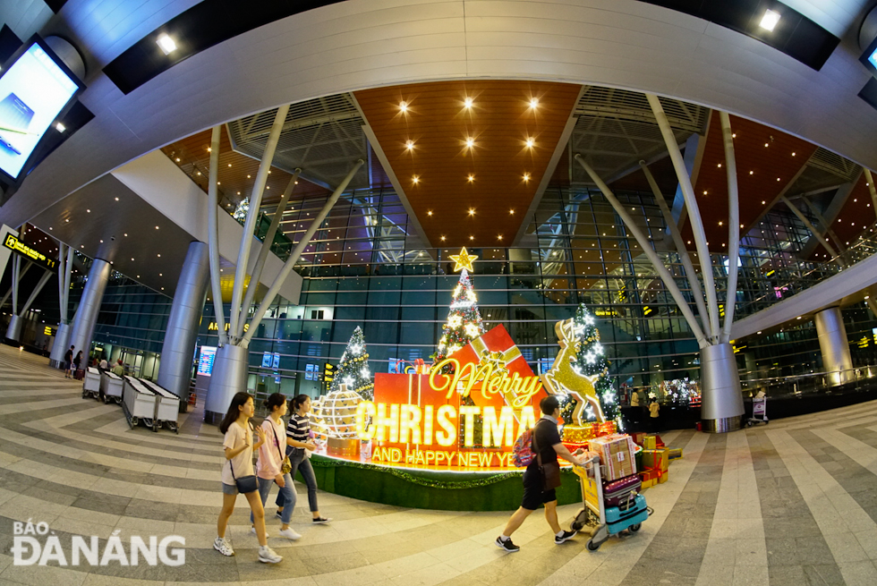 Không khí Giáng sinh tại Sân bay quốc tế Đà Nẵng. Ảnh: KHẢ THỊNH