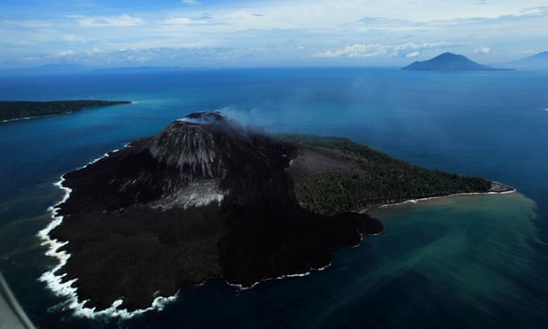 Núi lửa Anak Krakatoa tại eo biển Sunda. (Ảnh: Reuters)