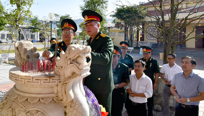 Dâng hương tưởng niệm các anh hùng, liệt sĩ tại Văn bia Khu căn cứ B1-Hồng Phước.