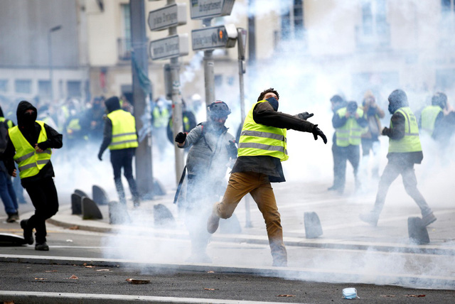 Ngày 22/12, các cuộc biểu tình của nhóm “Áo vàng” ban đầu diễn ra ôn hòa, tuy nhiên chỉ vài giờ sau đó, căng thẳng dâng cao và cảnh sát buộc phải sử dụng vũ lực để khống chế người biểu tình tại khu vực Montmartre, phía bắc thủ đô Paris.