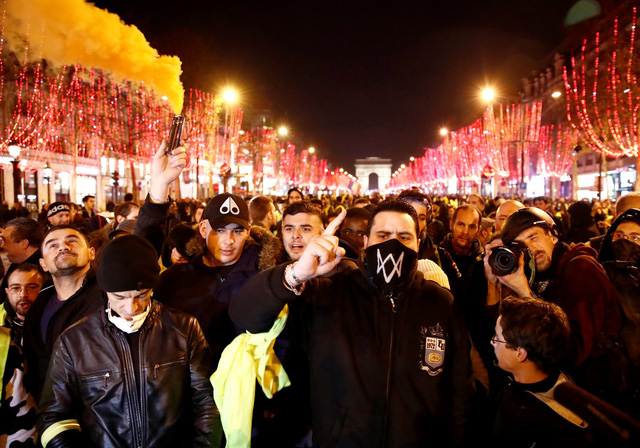 Những người biểu tình đã tìm cách phong tỏa giao thông tại khu vực đại lộ Champs Elysees. Cảnh sát chống bạo động đã xuất hiện tại hiện trường và bao vây khu vực này để giải tán đám đông biểu tình.
